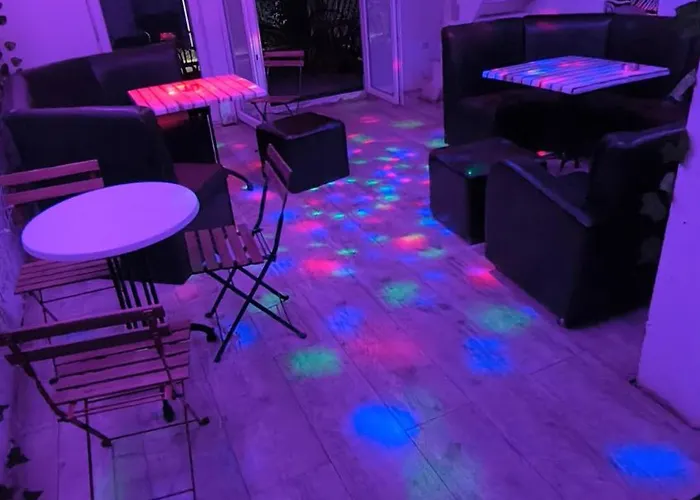 Daire Splash House Pool Party